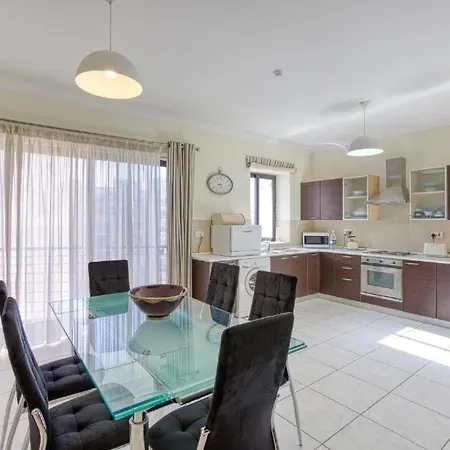 Beautiful 3 Bed Rm Close To Sea And Of