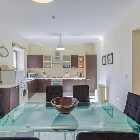 Beautiful 3 Bed Rm Close To Sea And Of *