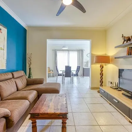 Beautiful 3 Bed Rm Close To Sea And Of Апартаменты