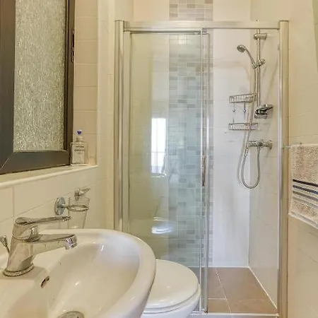 Beautiful 3 Bed Rm Close To Sea And Of *