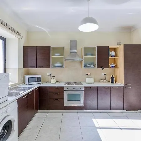 Beautiful 3 Bed Rm Close To Sea And Of 斯利马