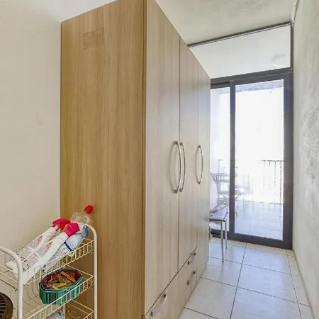 Beautiful 3 Bed Rm Close To Sea And Of *