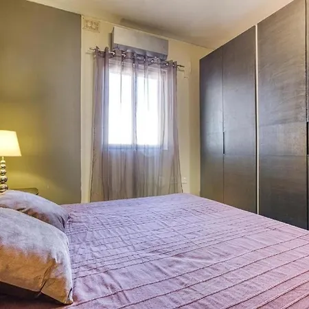 Beautiful 3 Bed Rm Close To Sea And Of Apartment *