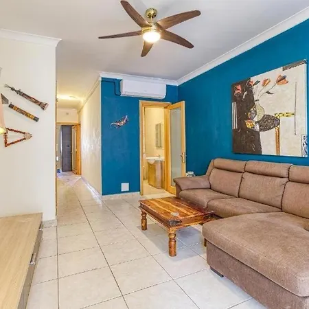 Beautiful 3 Bed Rm Close To Sea And Of Apartment *