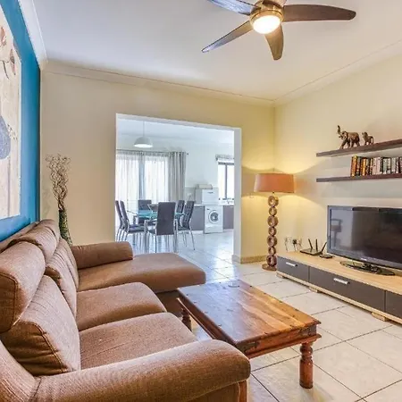 Beautiful 3 Bed Rm Close To Sea And Of *