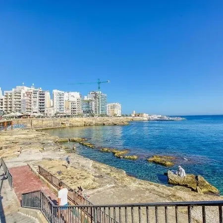 Beautiful 3 Bed Rm Close To Sea And Of