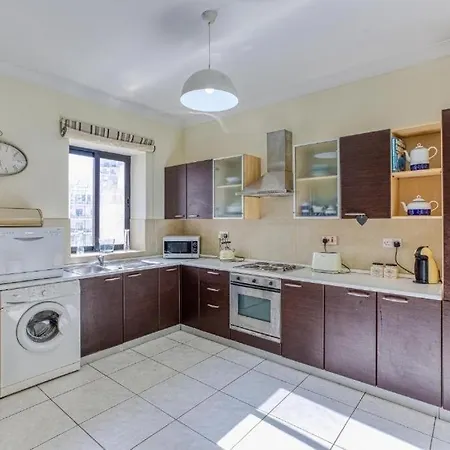 Beautiful 3 Bed Rm Close To Sea And Of 아파트 슬리에마