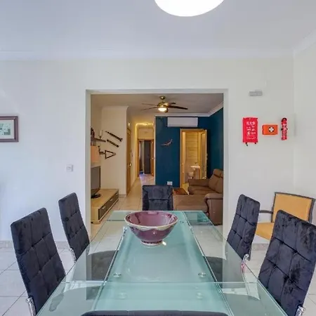 Beautiful 3 Bed Rm Close To Sea And Of