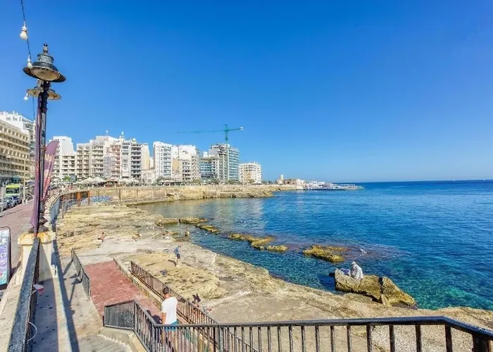 Beautiful 3 Bed Rm Close To Sea And Of